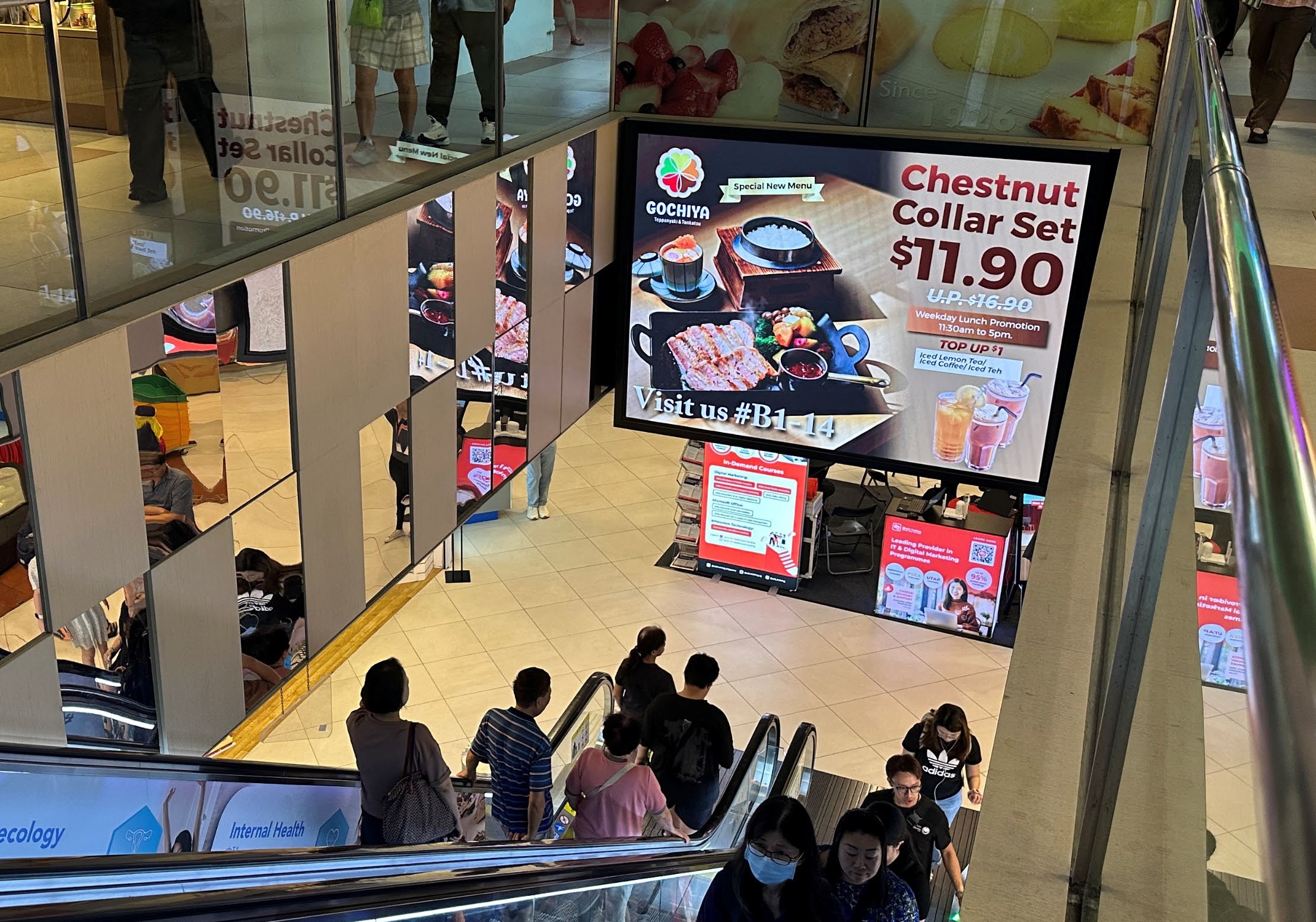 WM-03 Digital screen facing escalator L1 to B1 at West Mall